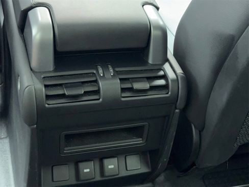 Used 2024 Land Rover Defender 90 S image 17