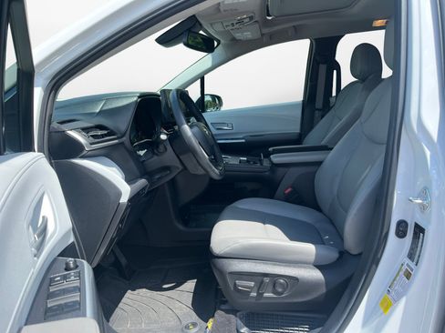 Used 2025 Toyota Sienna XLE FWD image 11