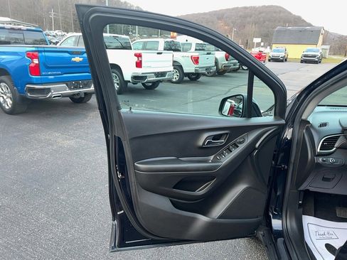 Used 2022 Chevrolet Trax LT w/ LT Convenience Package image 11