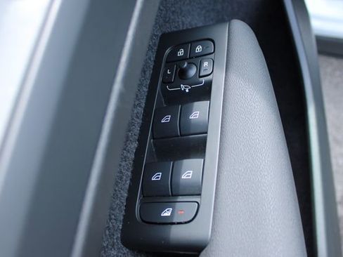 Used 2025 Volvo XC40 B5 Core image 11