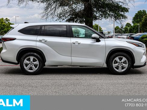 Used 2024 Toyota Highlander LE FWD image 10