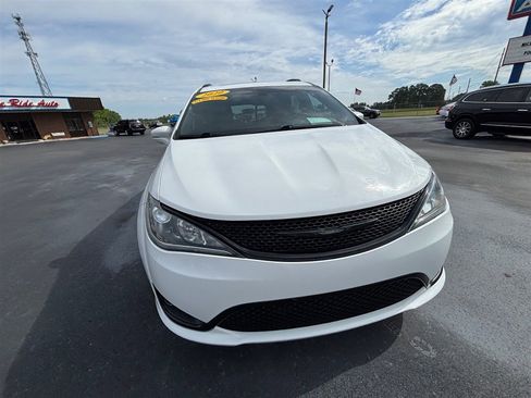 Used 2020 Chrysler Pacifica Limited w/ S Appearance Package FWD image 10