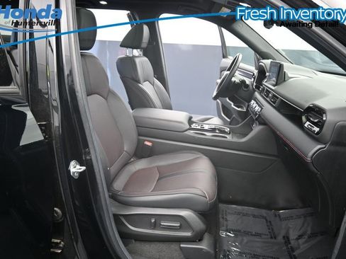 Used 2025 Honda Pilot Black Edition image 17