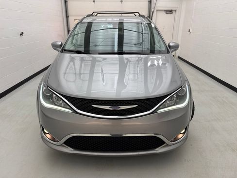 Used 2020 Chrysler Pacifica Touring-L FWD image 2