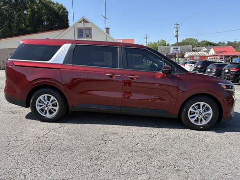 Used 2024 Kia Carnival LX FWD image 7