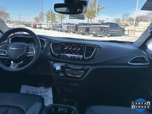 Used 2025 Chrysler Pacifica Select image 2