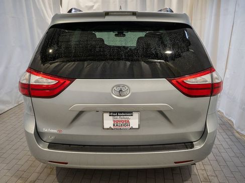 Used 2019 Toyota Sienna LE image 4
