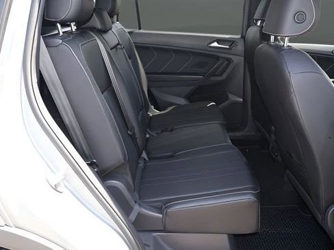 Certified 2022 Volkswagen Tiguan SE R-Line FWD image 17