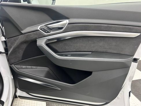 Used 2019 Audi e-tron Prestige w/ Prestige Package AWD/4WD image 16
