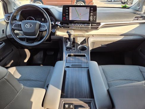 Used 2021 Toyota Sienna Limited image 5