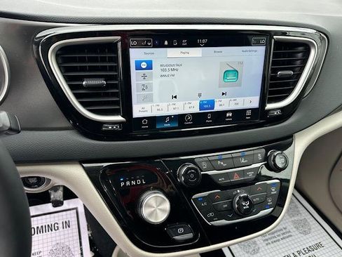 Used 2023 Chrysler Pacifica Touring-L image 27