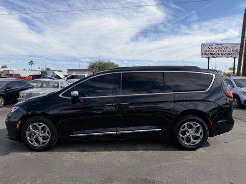 Used 2022 Chrysler Pacifica Limited image 3