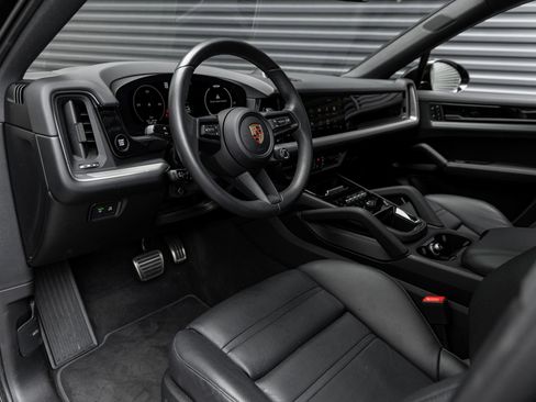 Certified 2025 Porsche Cayenne S AWD/4WD image 4