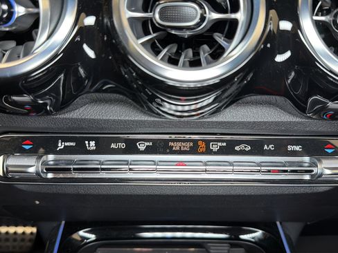 Used 2025 Mercedes-Benz GLB 250 image 28