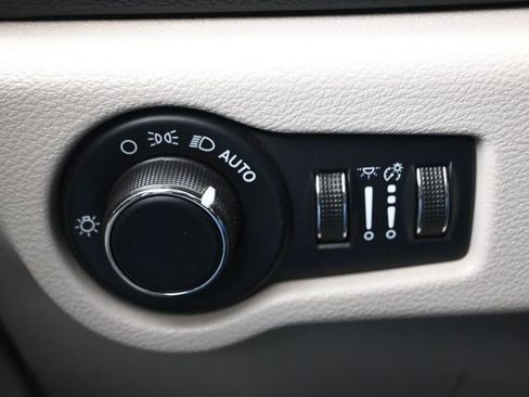 Used 2022 Chrysler Voyager LX image 24