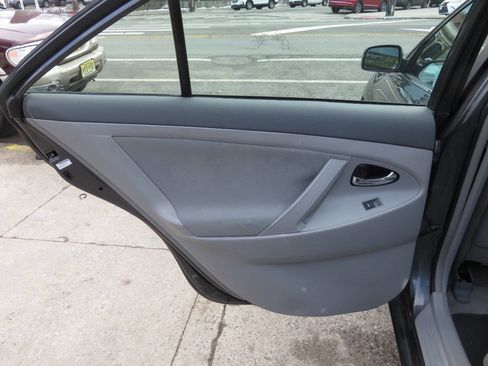 Used 2010 Toyota Camry LE image 24