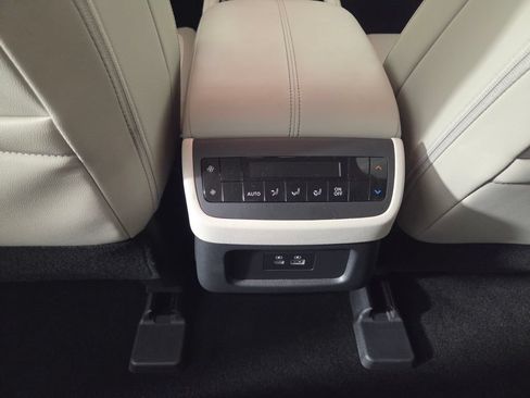 Used 2025 Nissan Pathfinder SL FWD image 26
