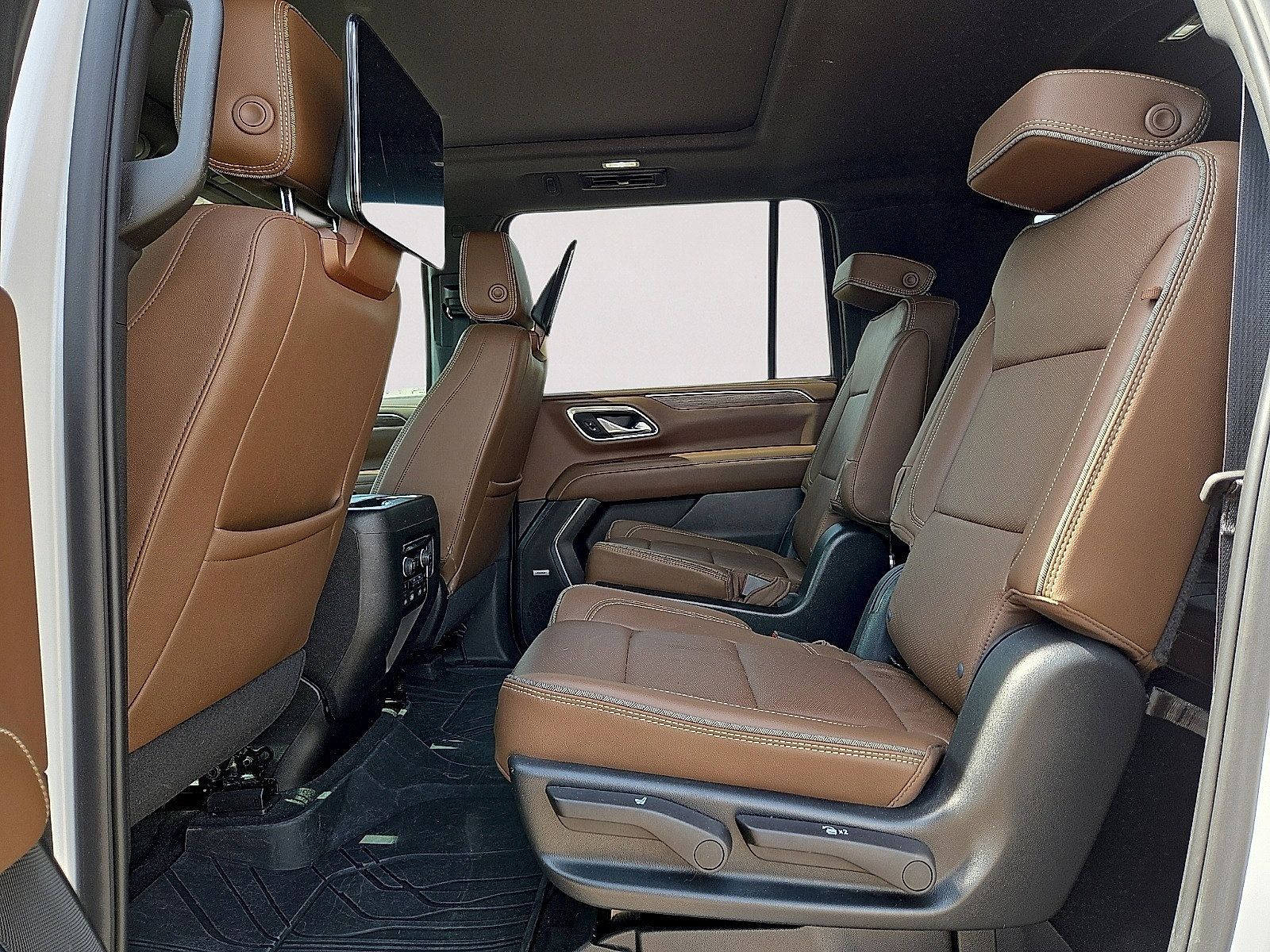 Used 2023 Chevrolet Suburban High Country AWD/4WD image 15