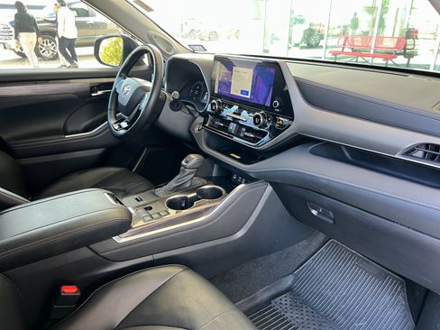 Used 2023 Toyota Highlander Limited image 7