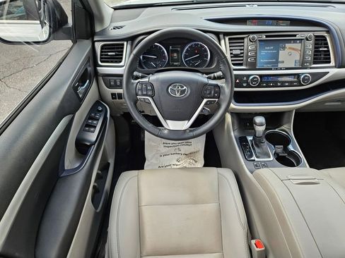 Used 2019 Toyota Highlander XLE FWD image 13
