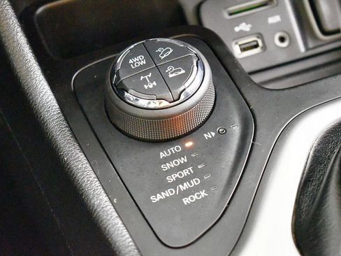 Used 2017 Jeep Cherokee Trailhawk w/ Comfort/Convenience Group image 47