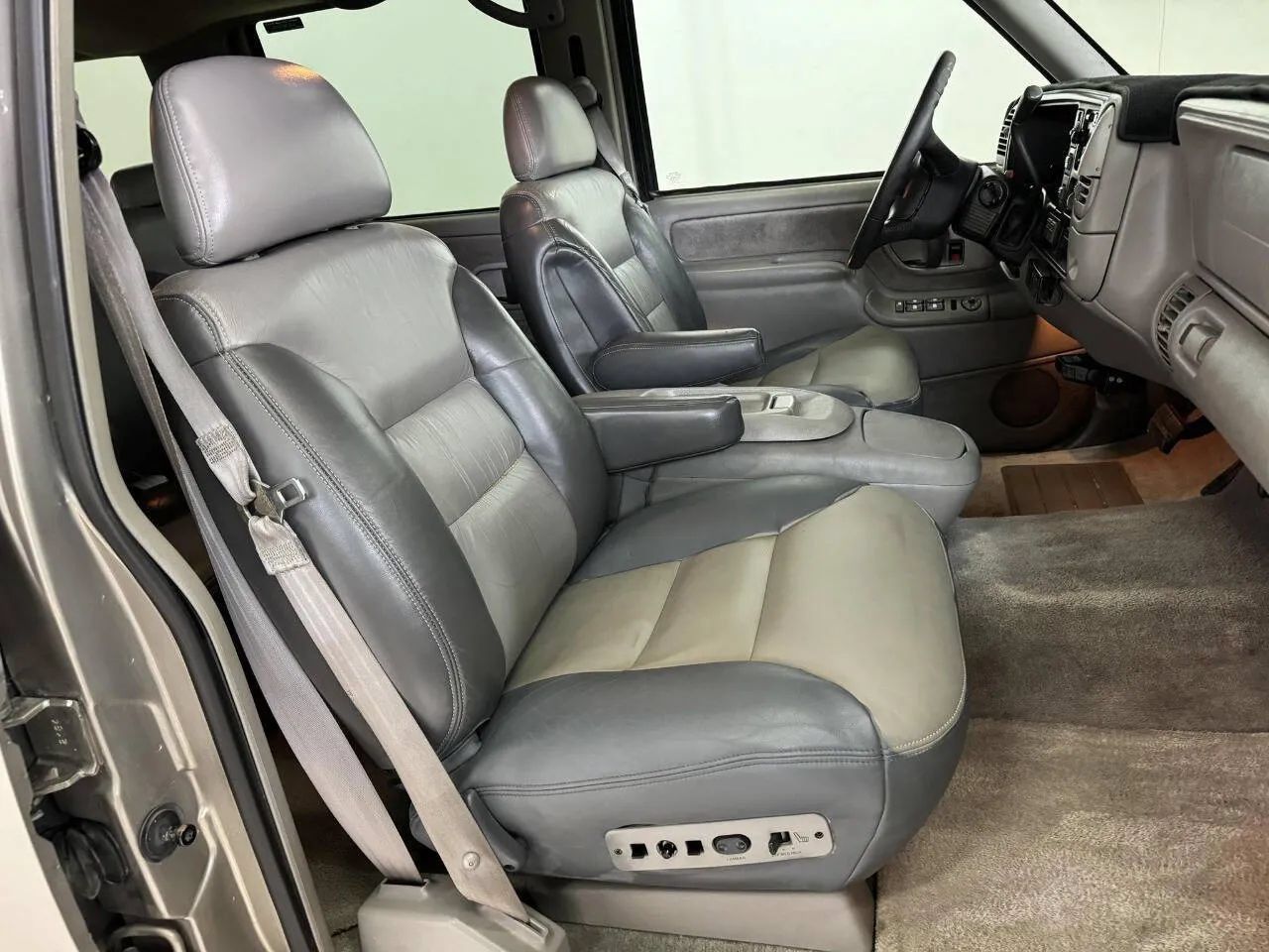 Used 2000 Chevrolet Tahoe Z71 w/ Comfort & Security Pkg AWD/4WD image 28