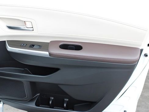 Certified 2024 Toyota Sienna Platinum image 24