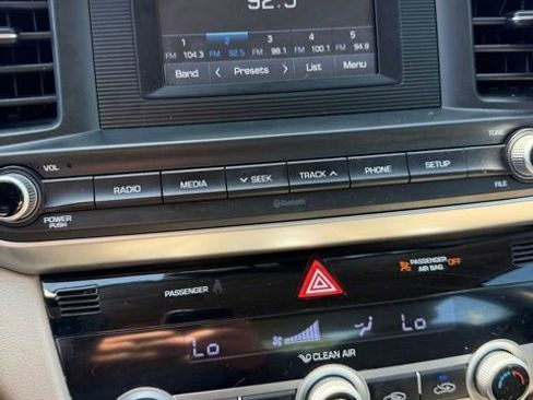 Used 2020 Hyundai Elantra SE FWD image 12
