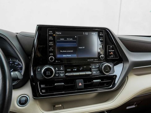 Used 2021 Toyota Highlander XLE image 28