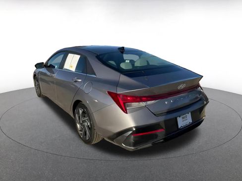 Used 2025 Hyundai Elantra Limited image 11