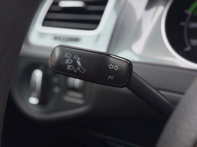 Used 2016 Volkswagen e-Golf SE w/ DC Fast Charging Package FWD image 23