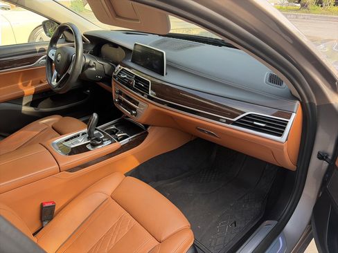 Used 2021 BMW 750i xDrive w/ Luxury Rear Seating Package AWD/4WD image 10