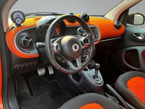 Used 2016 smart fortwo passion RWD image 12