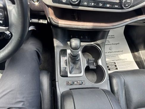 Used 2015 Toyota Highlander Limited AWD/4WD image 17