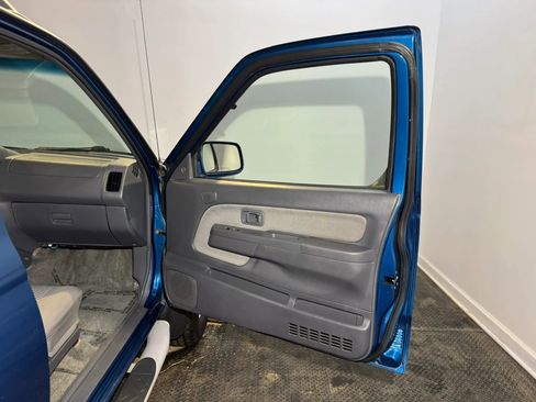 Used 2001 Nissan Frontier SE AWD/4WD image 19