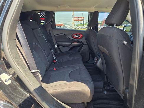 Used 2019 Jeep Cherokee Latitude w/ Popular Appearance Group FWD image 20