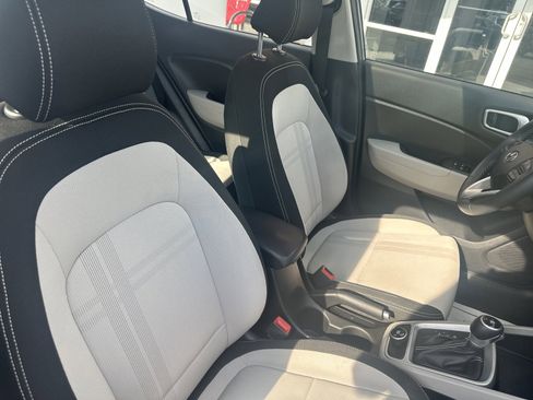 Used 2025 Hyundai Venue SEL FWD image 29