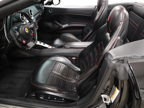 Used 2016 Ferrari California T RWD image 22