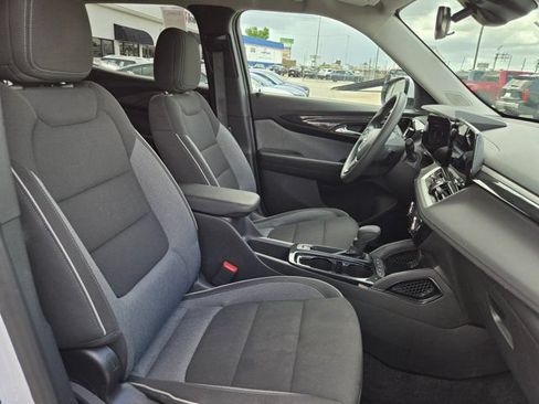 Used 2025 Chevrolet TrailBlazer LT AWD/4WD image 30