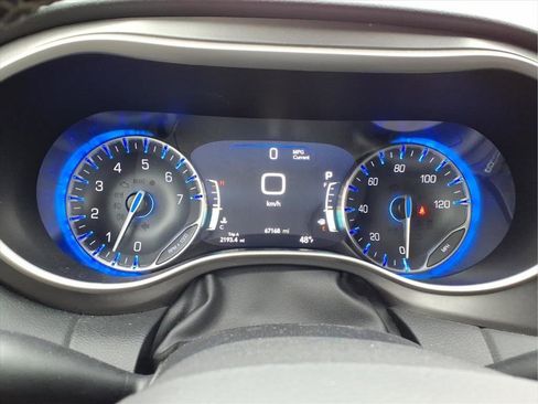 Used 2023 Chrysler Pacifica Touring-L image 17