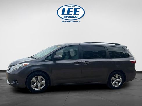 Used 2017 Toyota Sienna LE image 3
