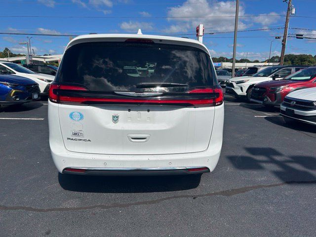 Used 2022 Chrysler Pacifica Touring-L FWD image 5