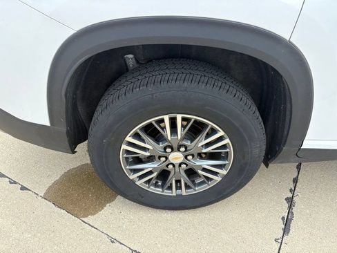 Used 2024 Chevrolet Traverse LT w/ LPO, Floor Liner Package FWD image 32
