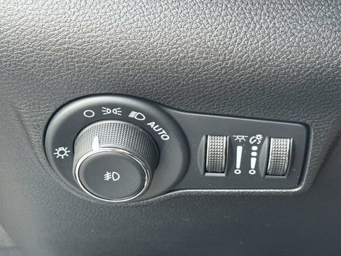 Used 2025 Jeep Compass Latitude w/ Convenience Group AWD/4WD image 28