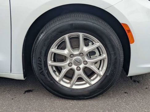 Used 2025 Chrysler Pacifica Select image 11