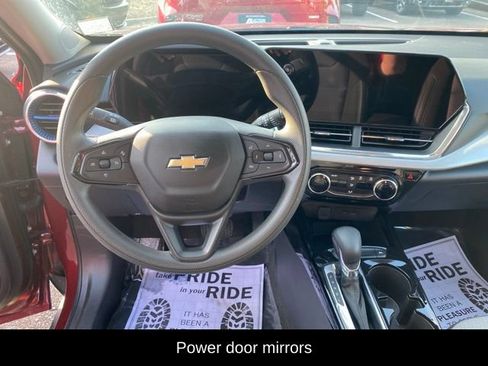 Used 2025 Chevrolet Trax LT FWD image 8