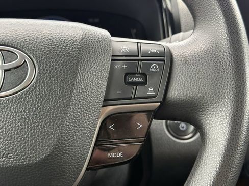 Used 2025 Toyota Camry SE image 12