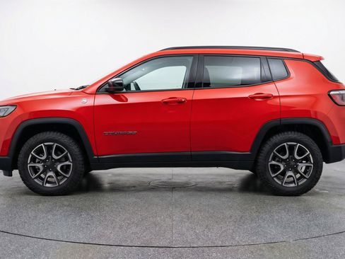 Used 2025 Jeep Compass Trailhawk image 5