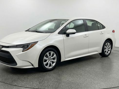 Used 2025 Toyota Corolla LE image 3