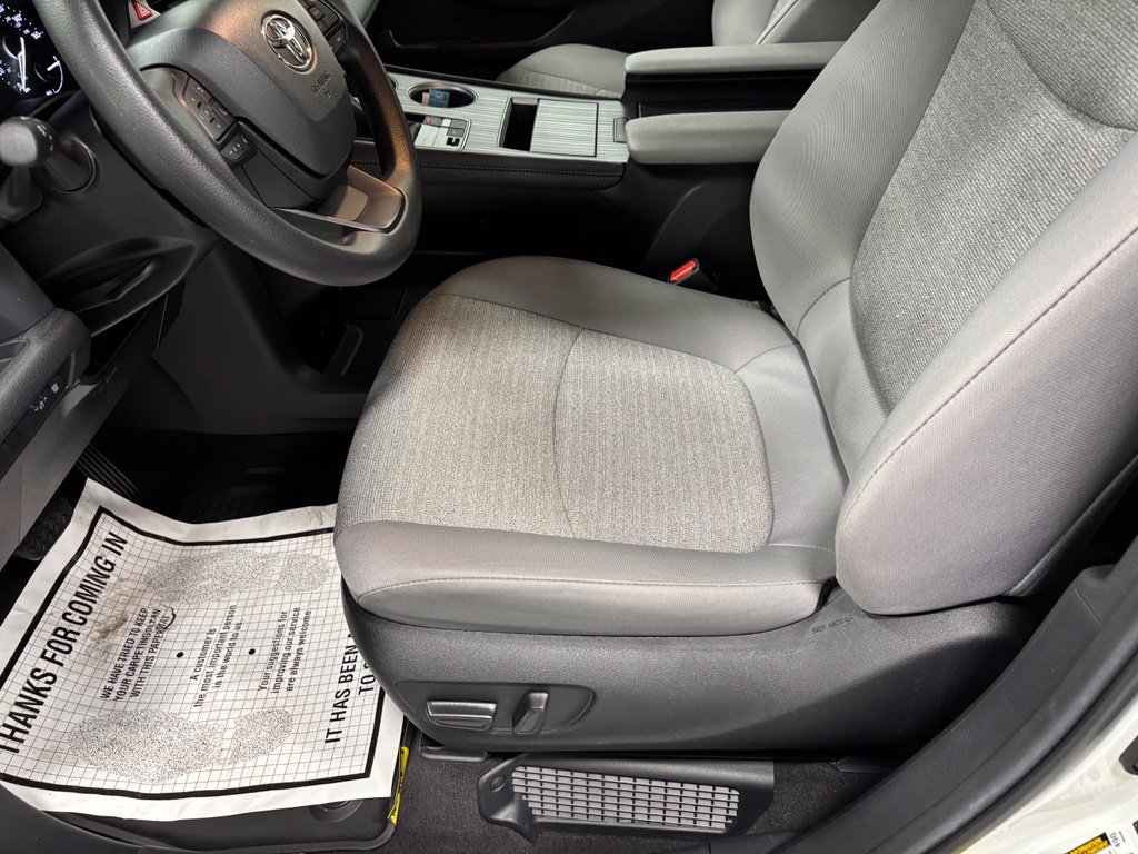 Used 2026 Toyota Sienna LE FWD image 13